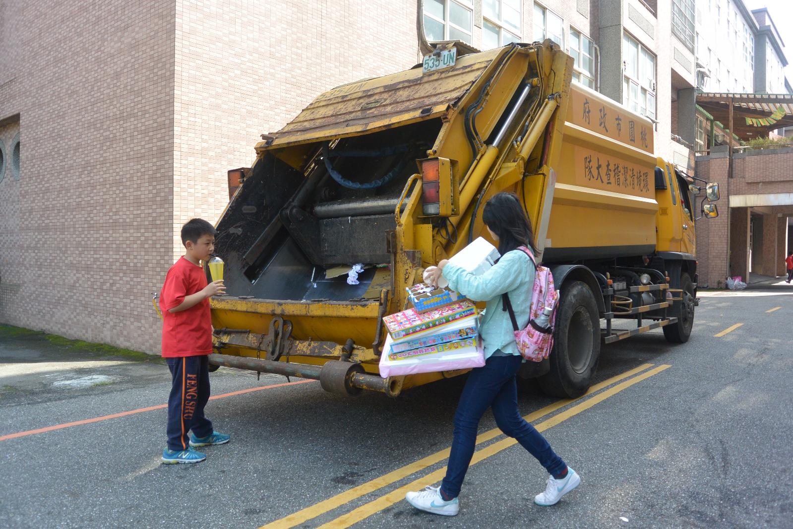 親職教育日清潔隊到校收取回收物，開新視窗